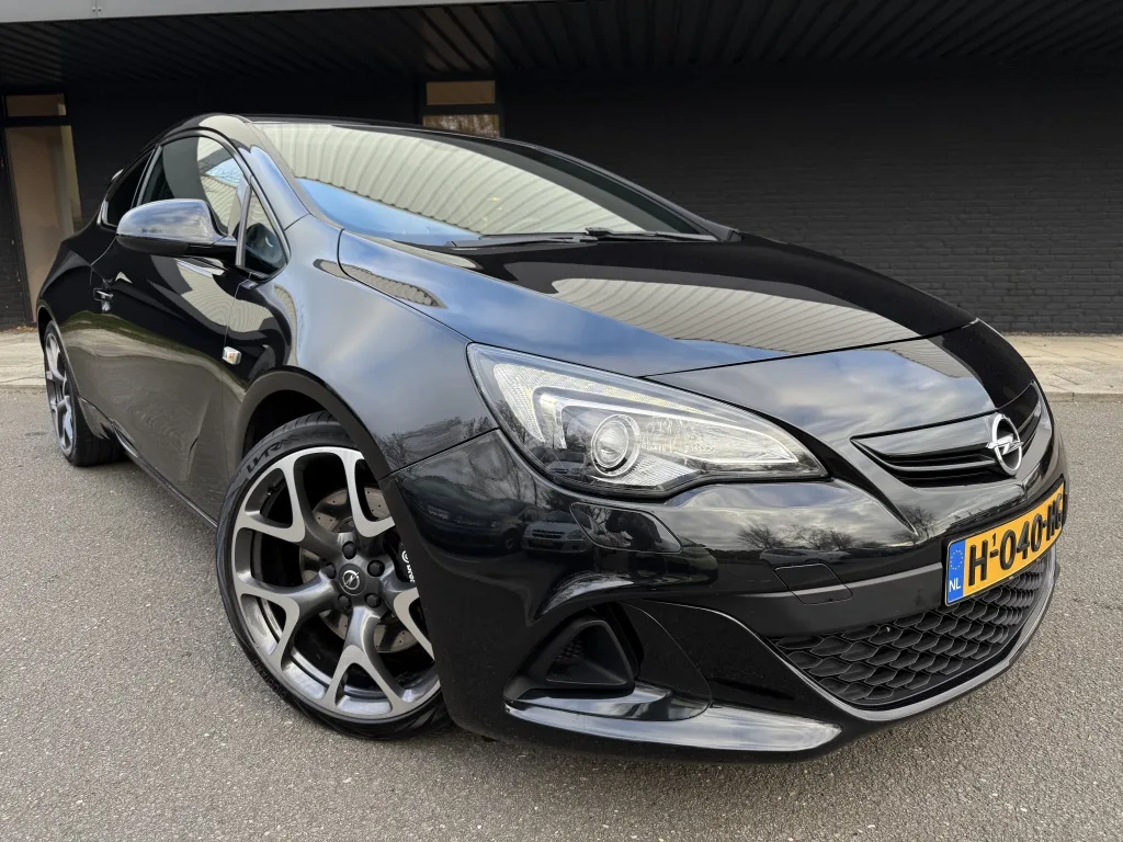 Opel Astra GTC (2012) — foto 1