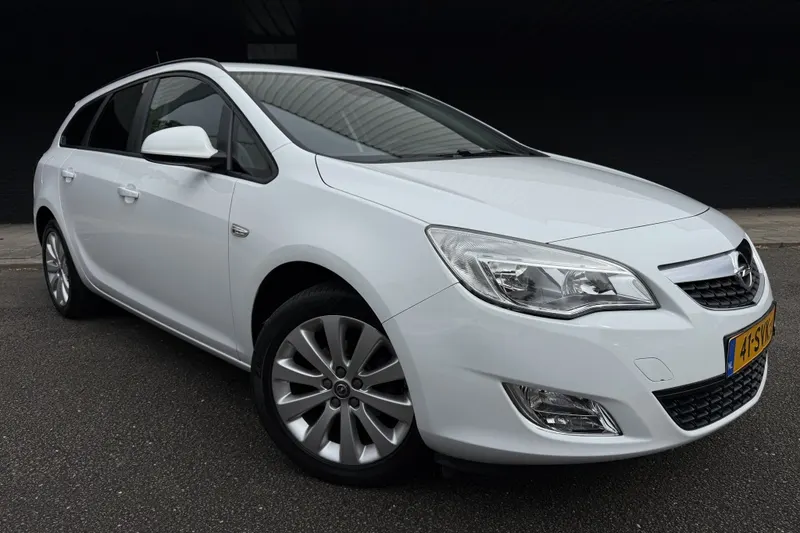 Opel Astra Sports Tourer (2011)