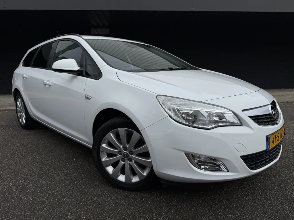 Opel Astra Sports Tourer (2011) — foto 1