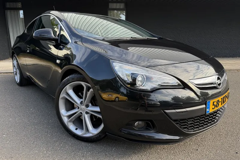 Opel Astra GTC (2012)
