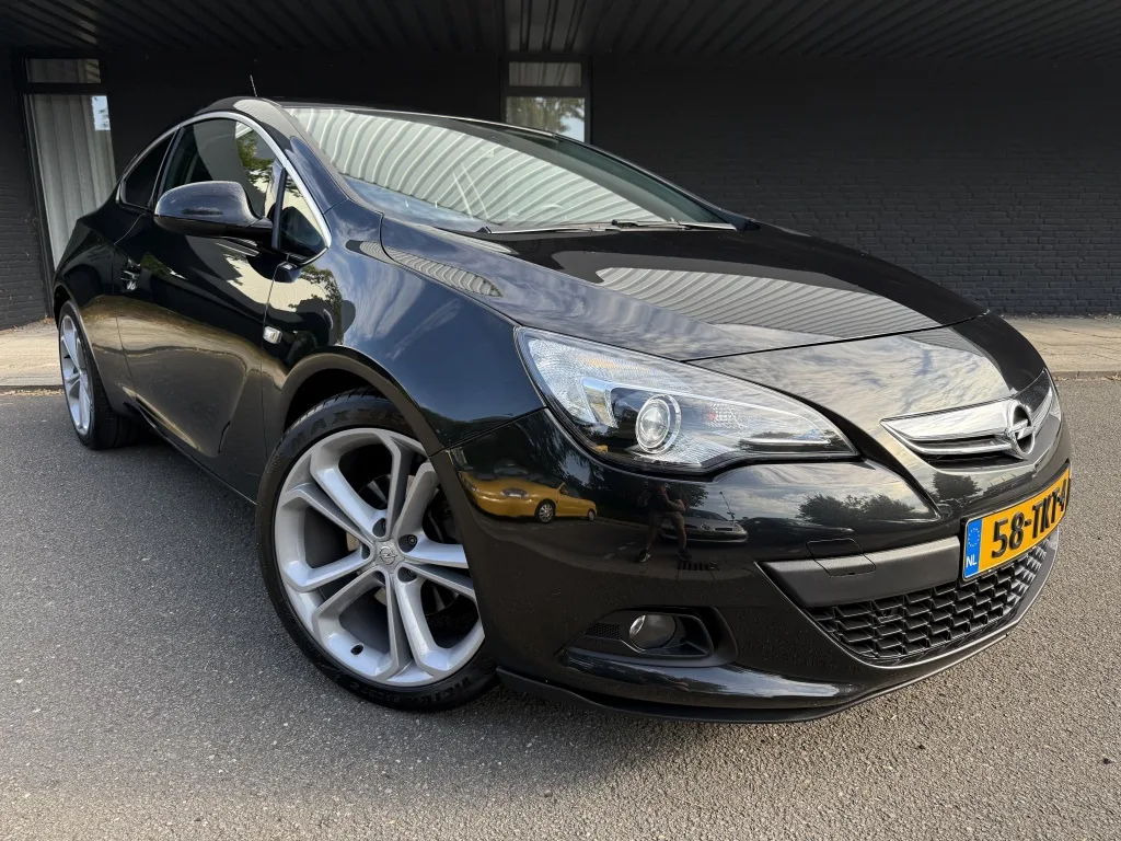Opel Astra GTC (2012) — foto 1