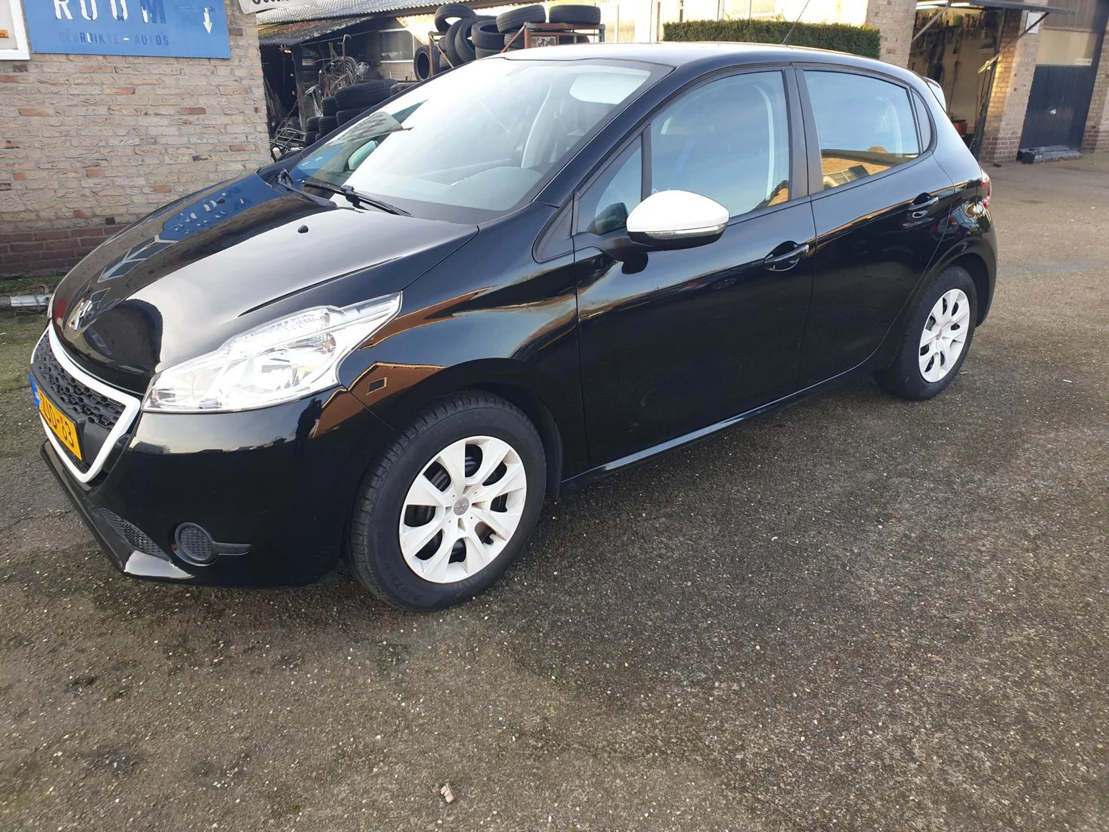 Peugeot 208 (2015) — foto 1