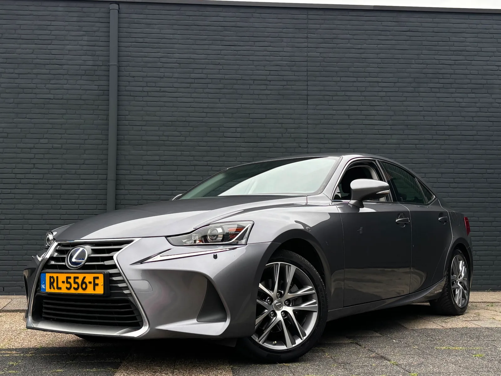 Lexus IS (2017) — foto 1