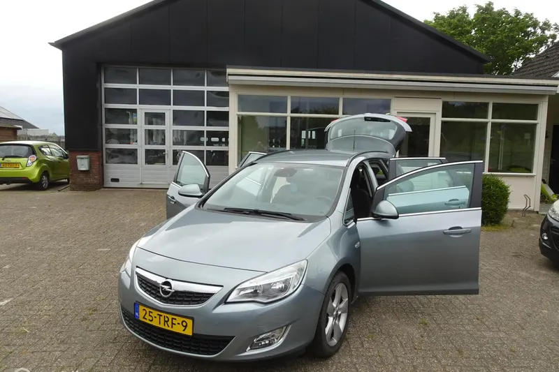 Opel Astra Sports Tourer (2012)