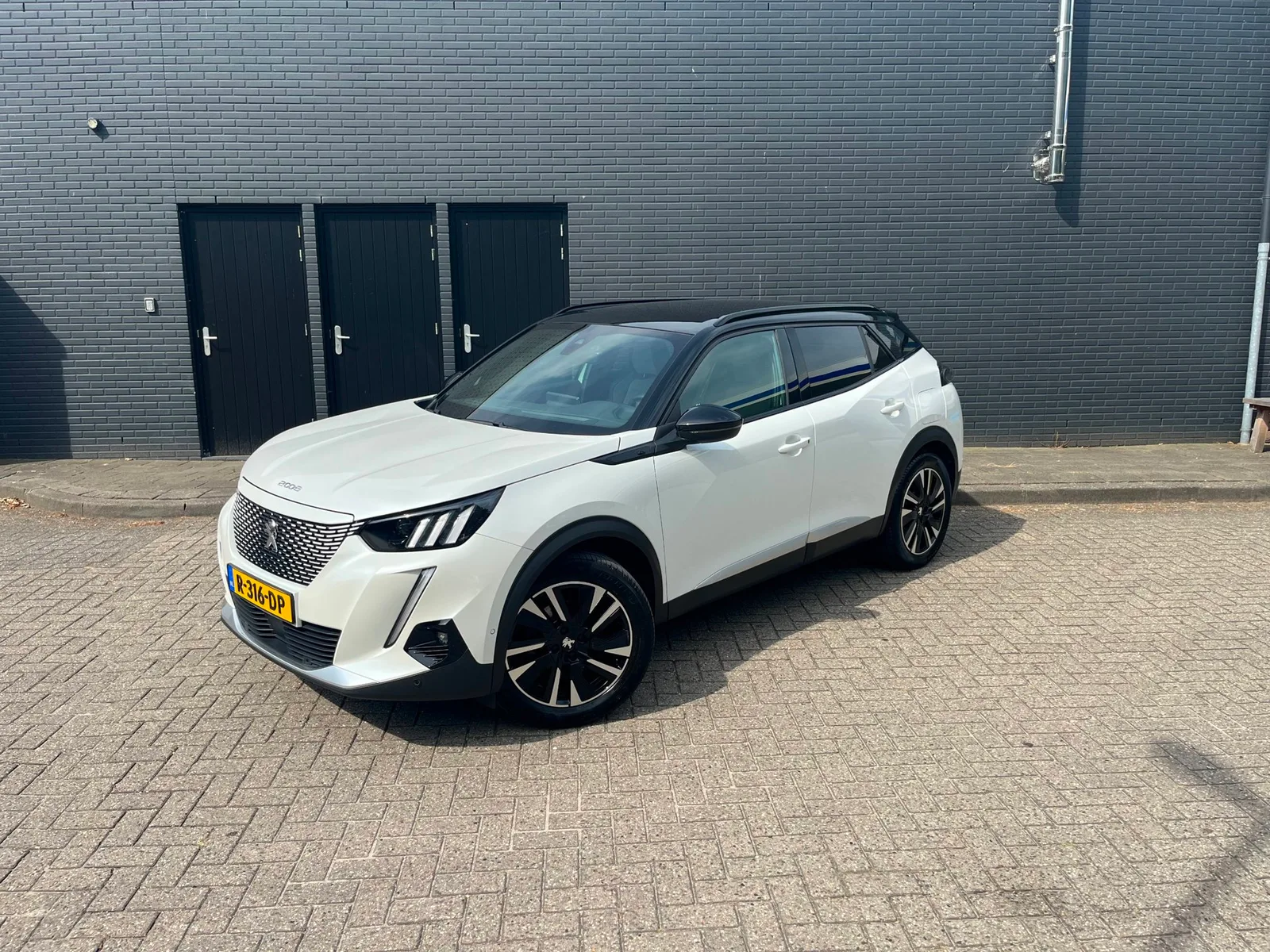 Peugeot e-2008 (2021) — foto 1