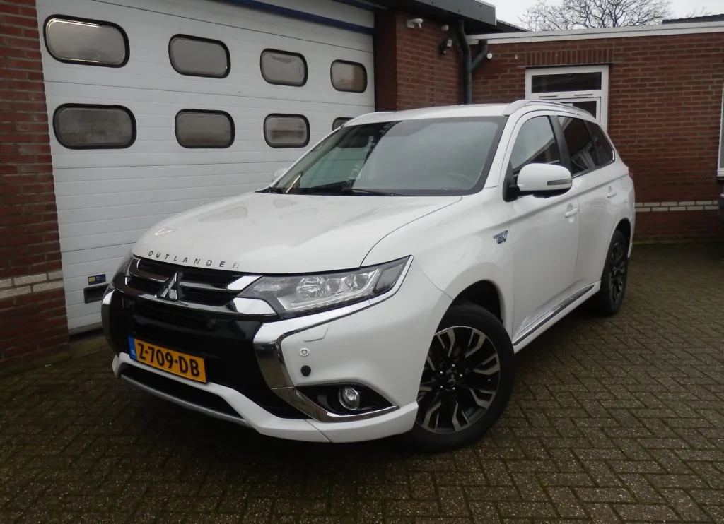 Mitsubishi Outlander (2015) — foto 1
