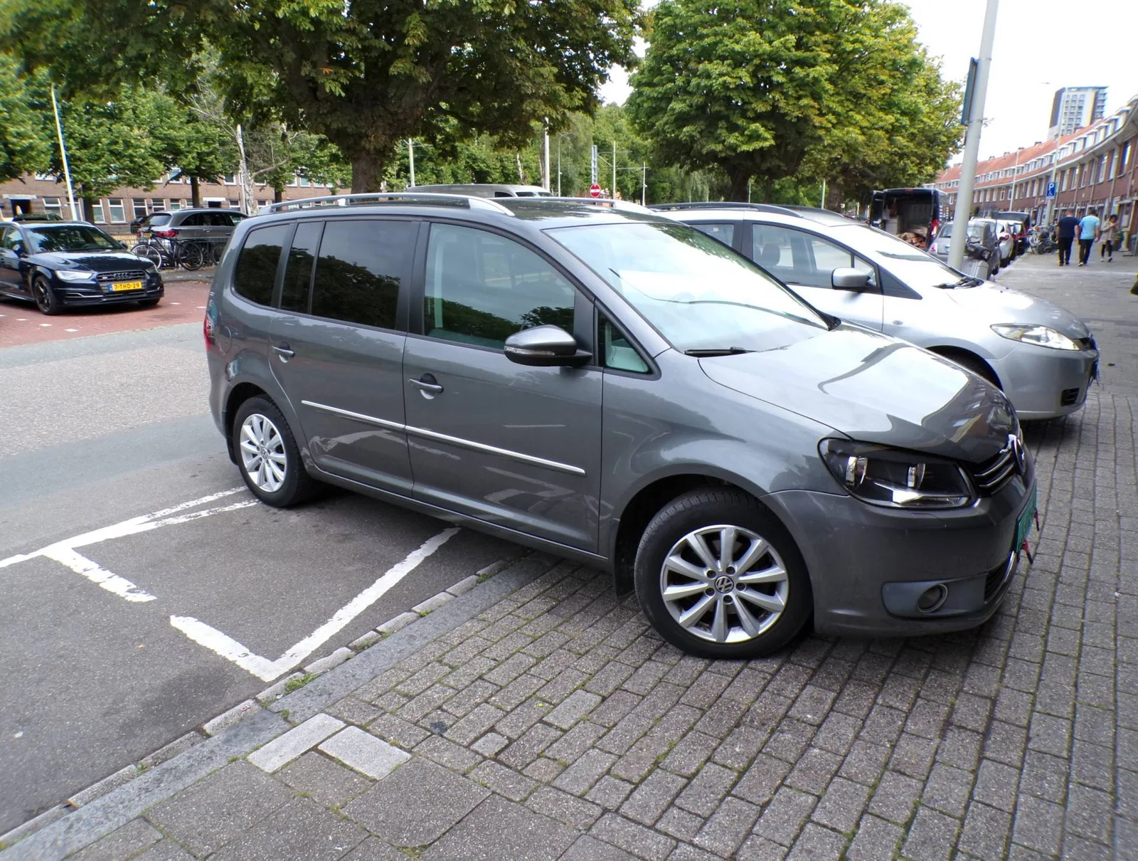 Volkswagen Touran (2011) — foto 1