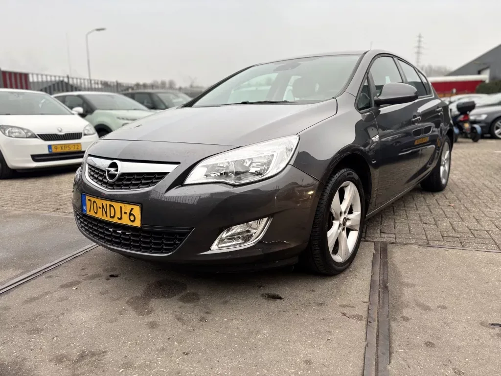 Opel Astra (2010) — foto 1