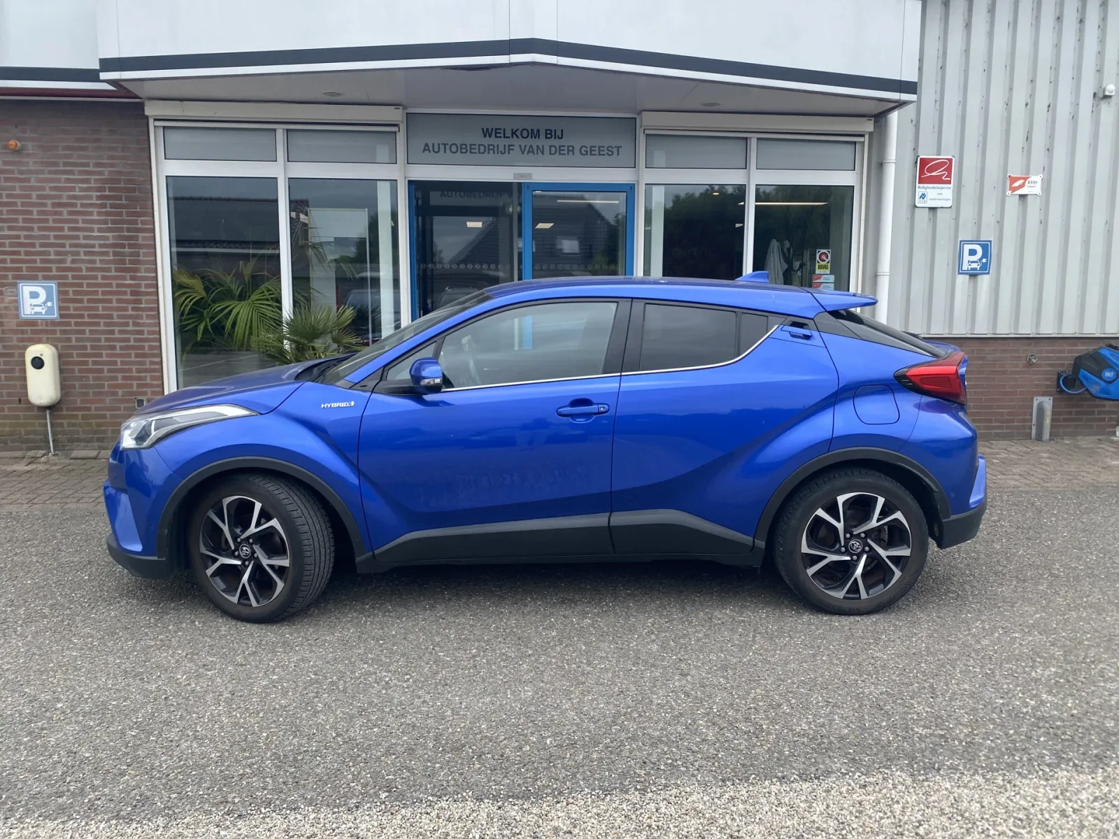 Toyota C-HR (2019) — foto 1