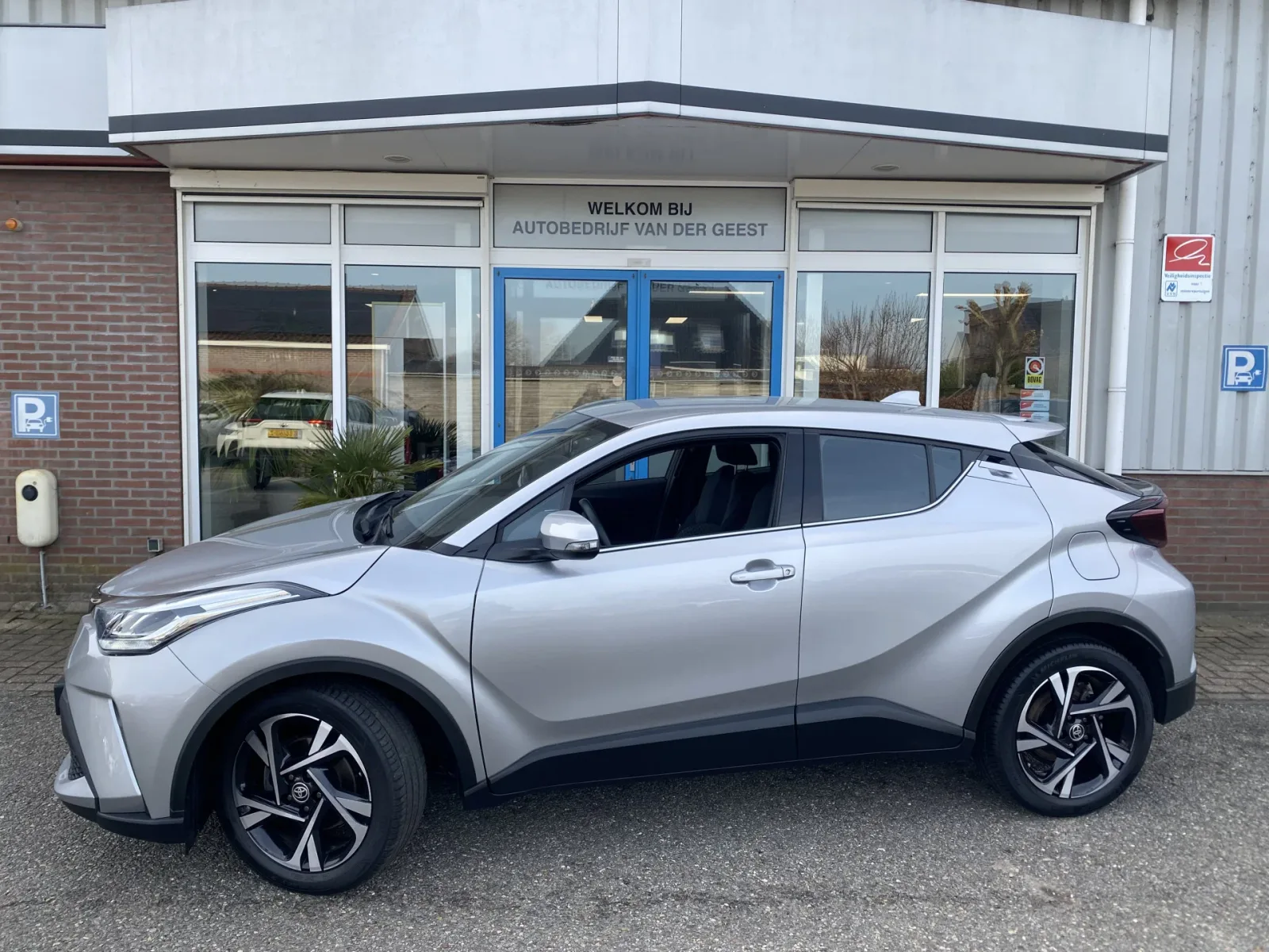 Toyota C-HR (2024) — foto 1