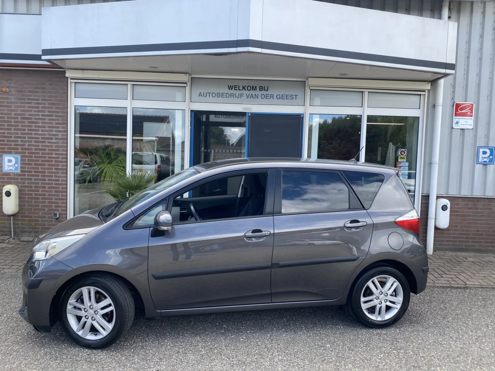 Toyota Verso-S (2012) — foto 1