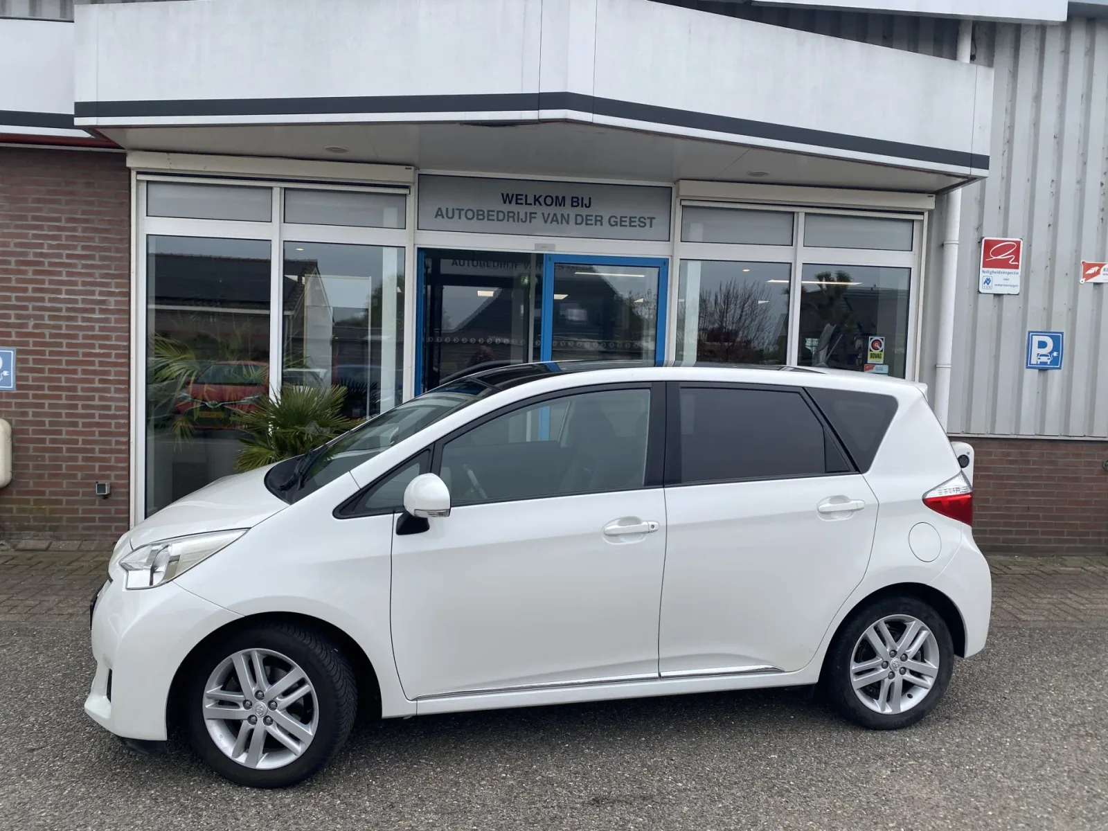 Toyota Verso-S (2011) — foto 1