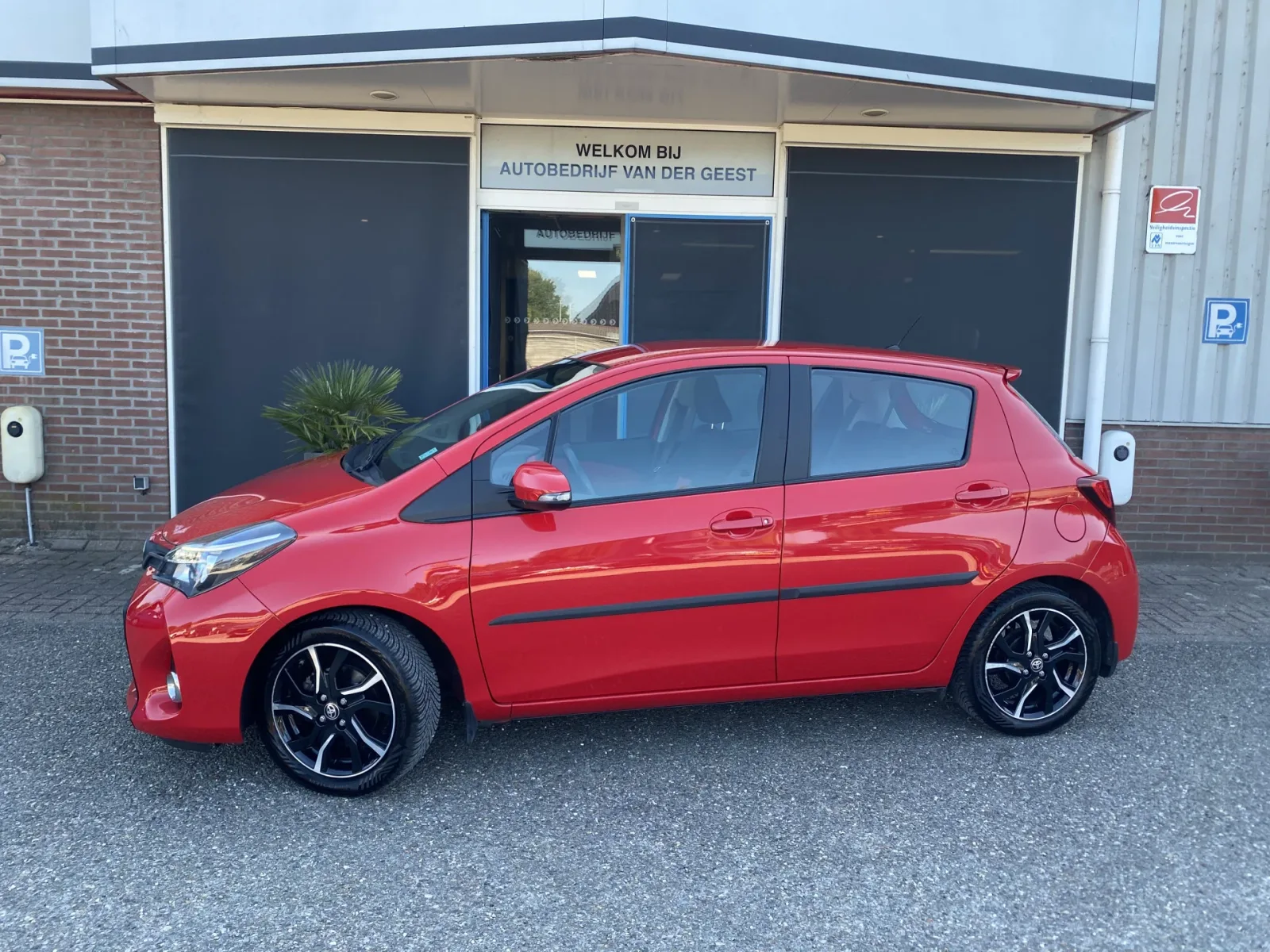 Toyota Yaris (2015) — foto 1