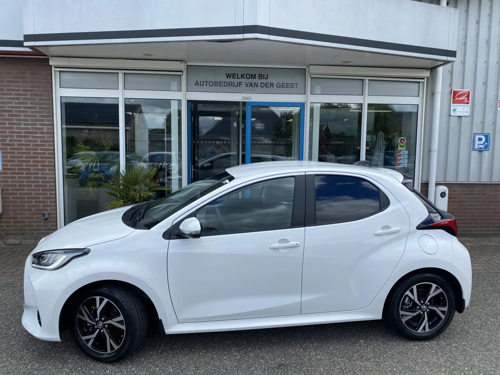 Toyota Yaris (2025) — foto 1