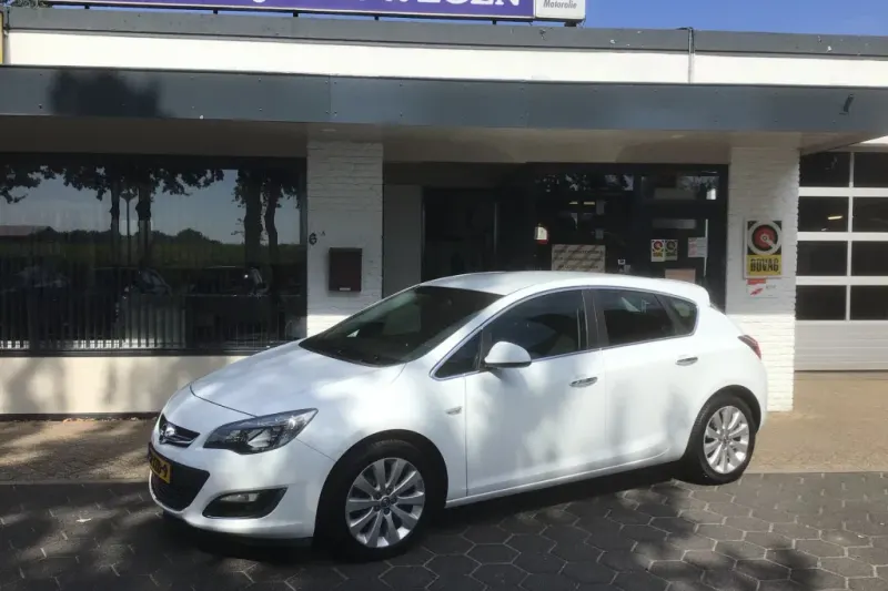 Opel Astra (2012)