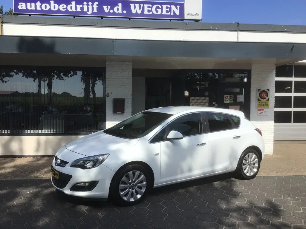 Opel Astra (2012) — foto 1