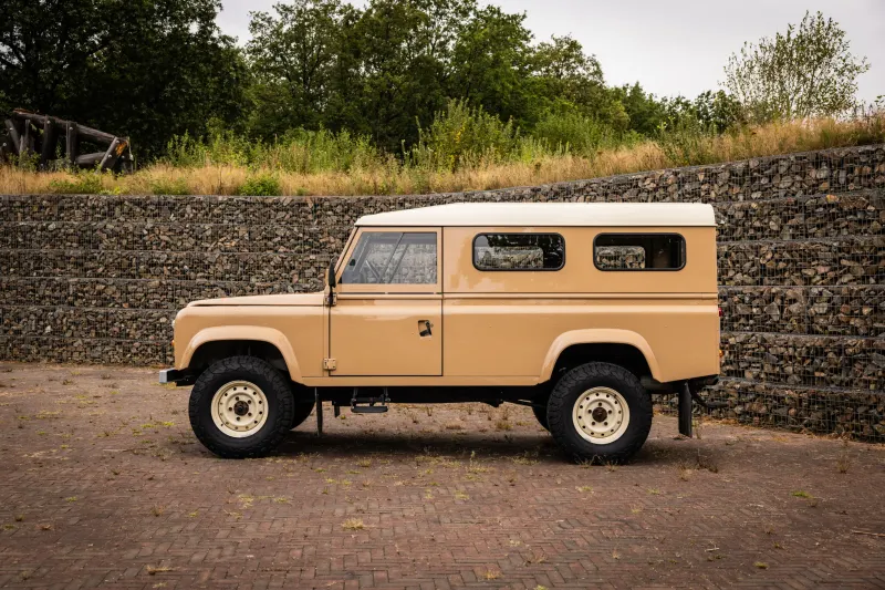 Land Rover Defender (1983)