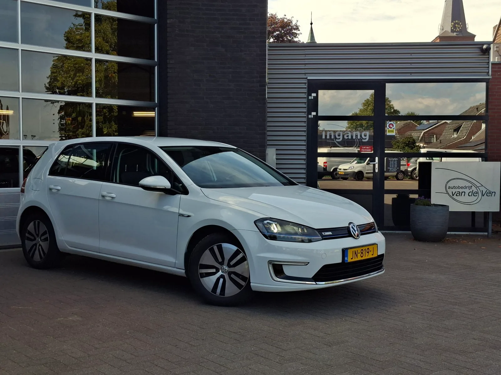 Volkswagen e-Golf (2016) — foto 1