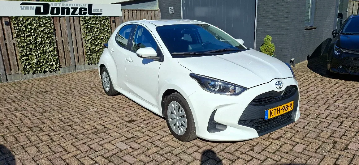 Toyota Yaris (2023) — foto 1