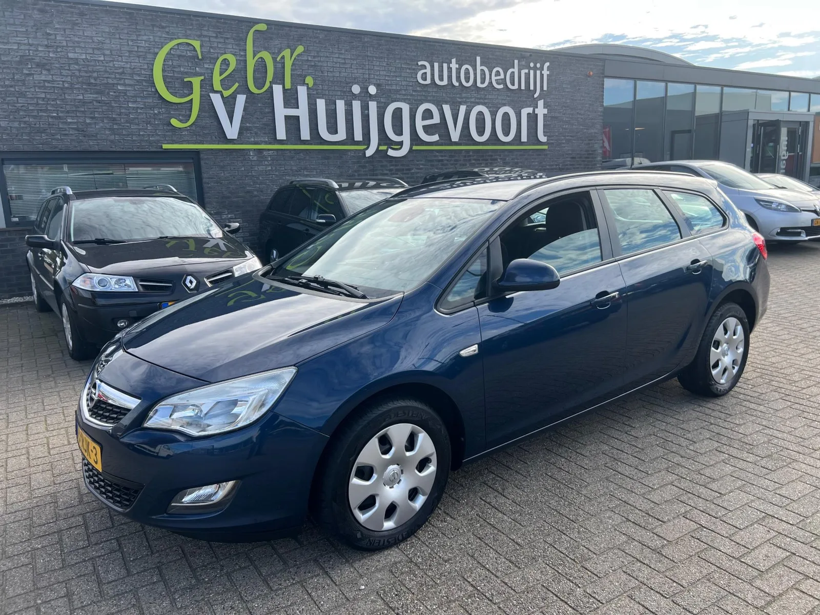 Opel Astra Sports Tourer (2011) — foto 1
