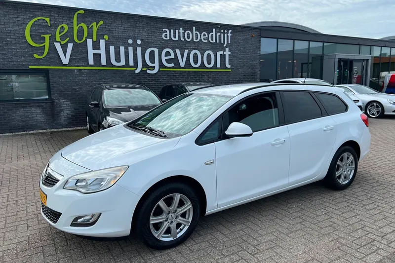 Opel Astra Sports Tourer (2011)