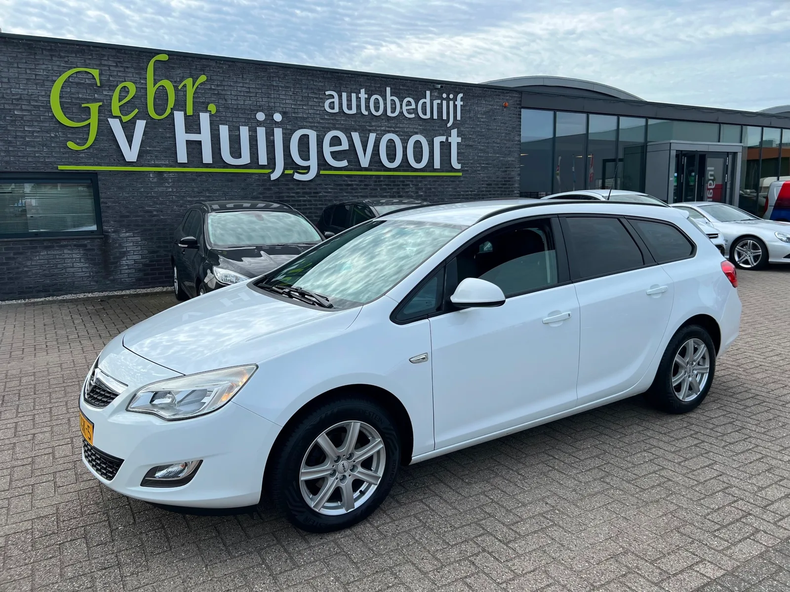 Opel Astra Sports Tourer (2011) — foto 1