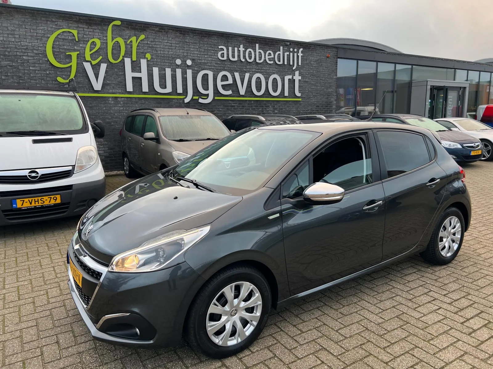 Peugeot 208 (2015) — foto 1