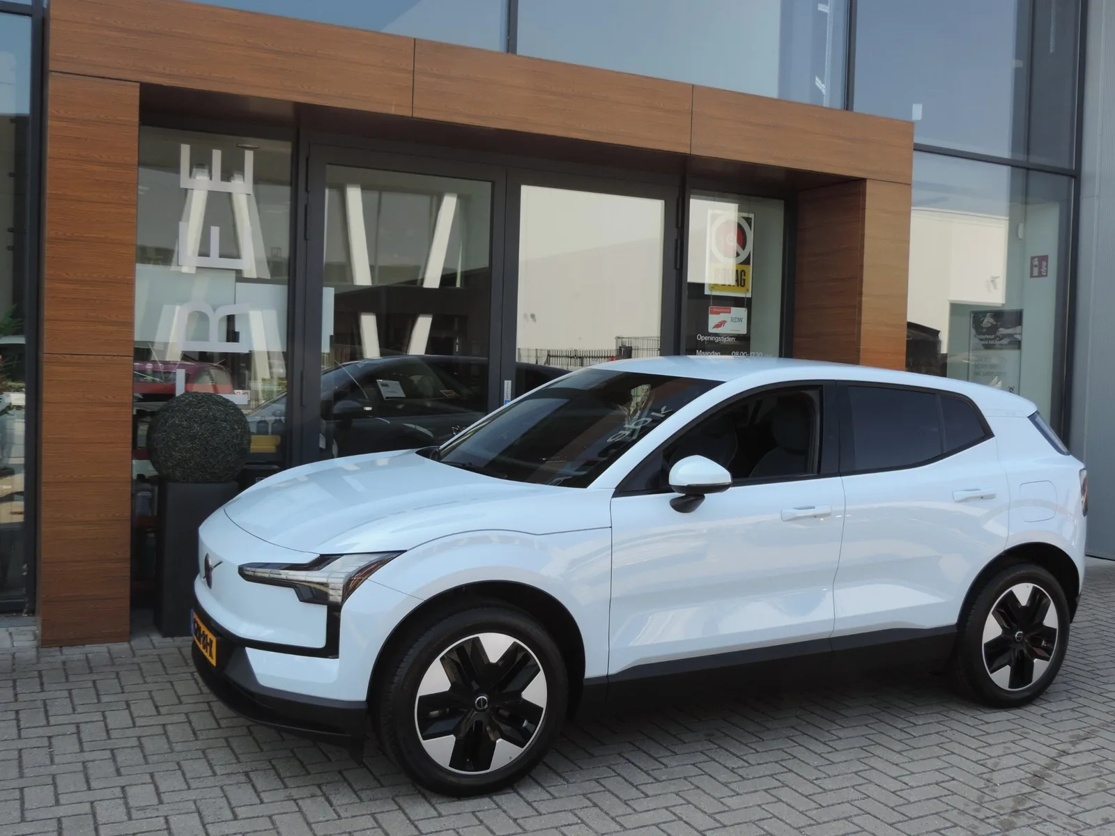 Volvo EX30 (2025) — foto 1