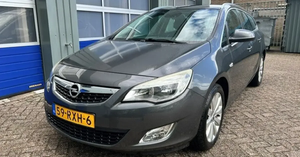 Opel Astra (2011) — foto 1