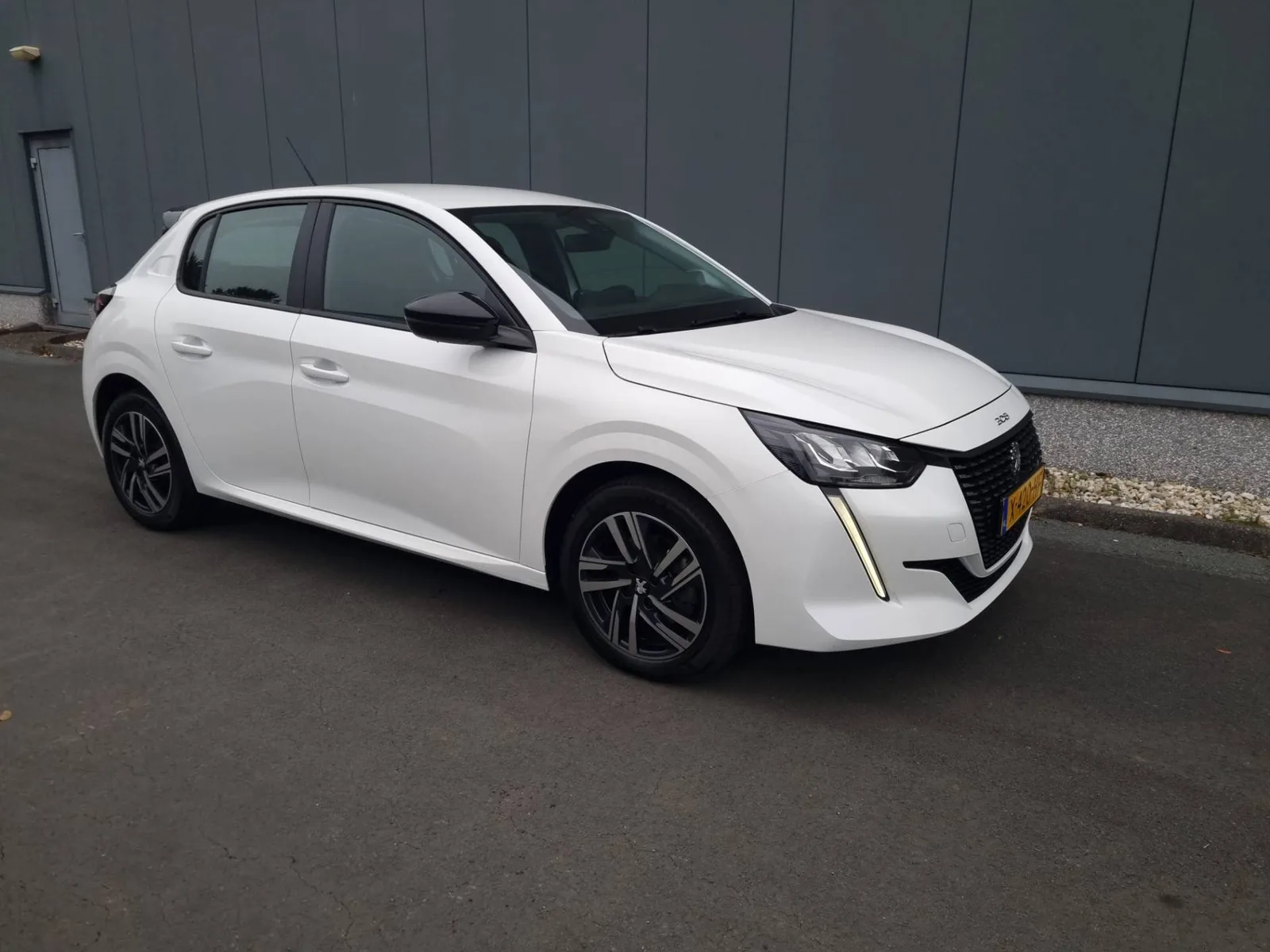 Peugeot 208 (2023) — foto 1