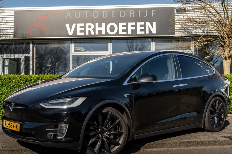 Tesla Model X (2017)