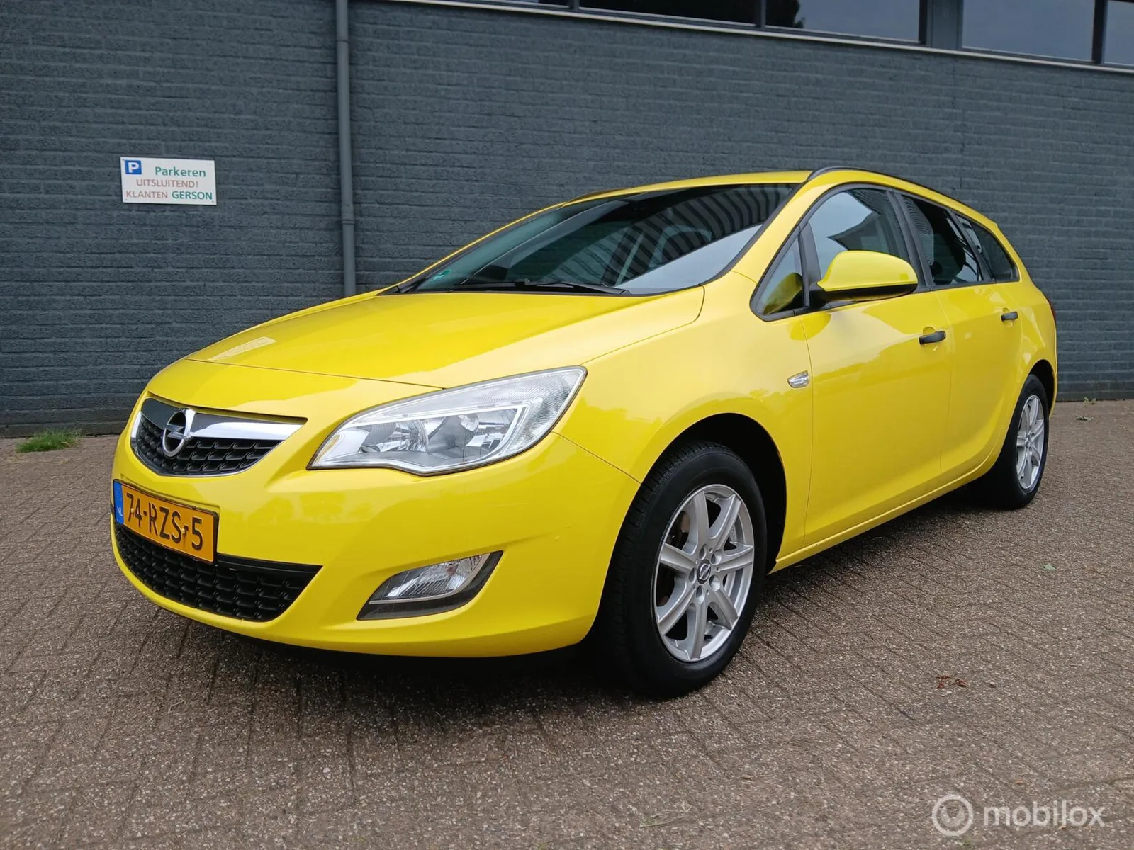 Opel Astra Sports Tourer (2011) — foto 1