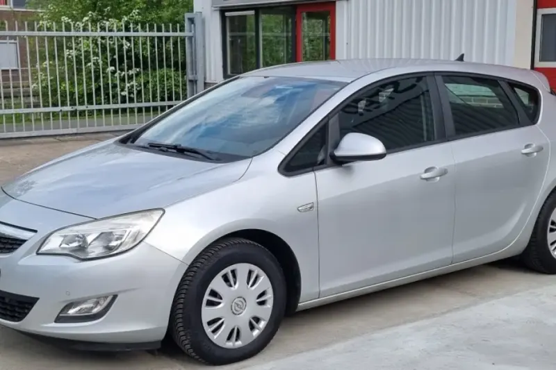 Opel Astra (2011)