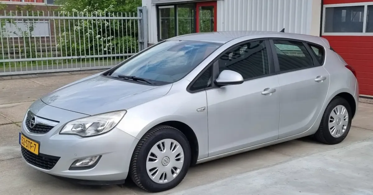 Opel Astra (2011) — foto 1