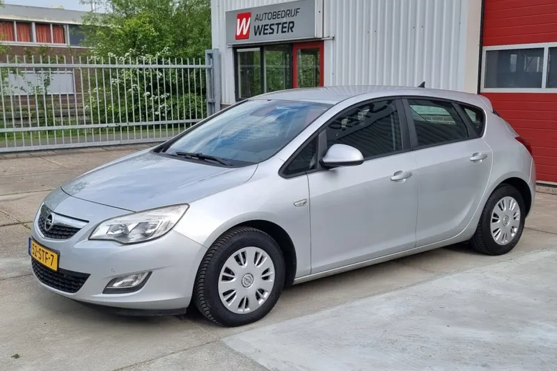 Opel Astra (2011)