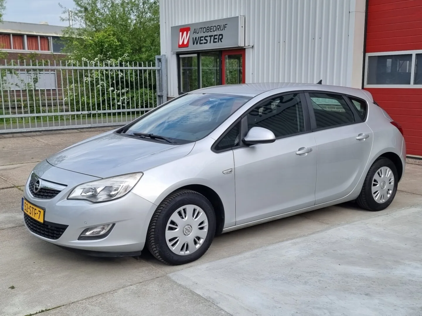 Opel Astra (2011) — foto 1