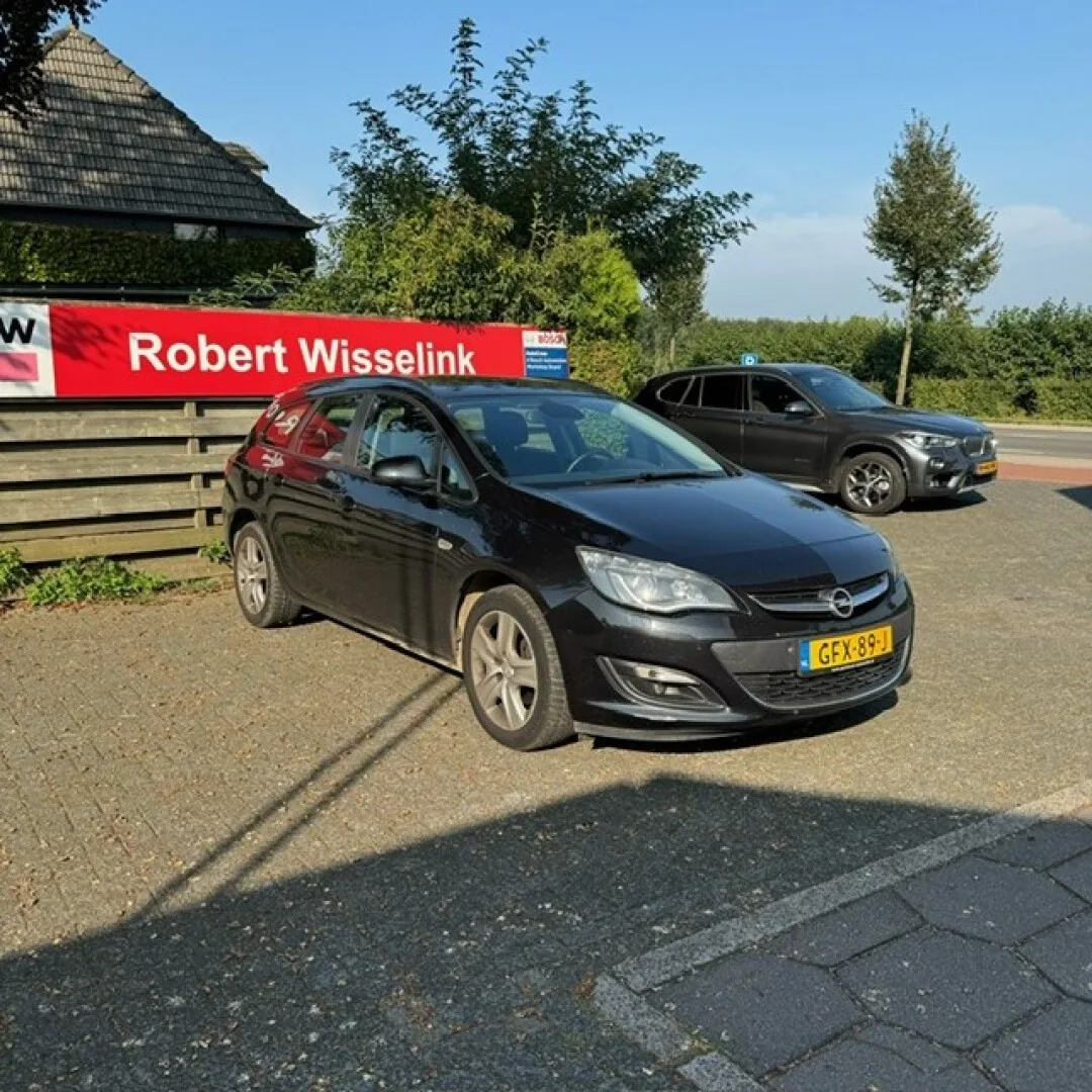 Opel Astra (2015) — foto 1