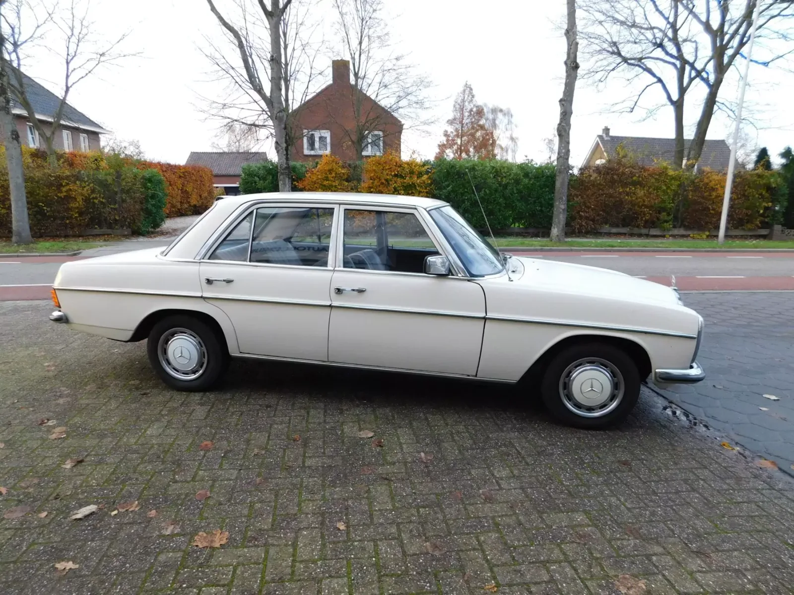 Mercedes-Benz 200-Serie (1972) — foto 1