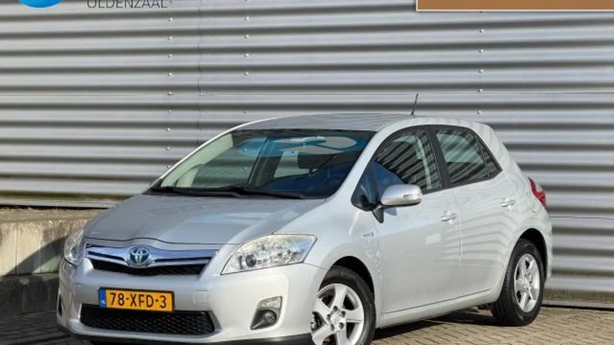 Toyota Auris (2012) — foto 1