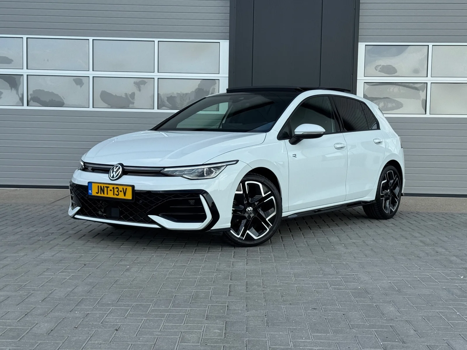 Volkswagen Golf (2024) — foto 1