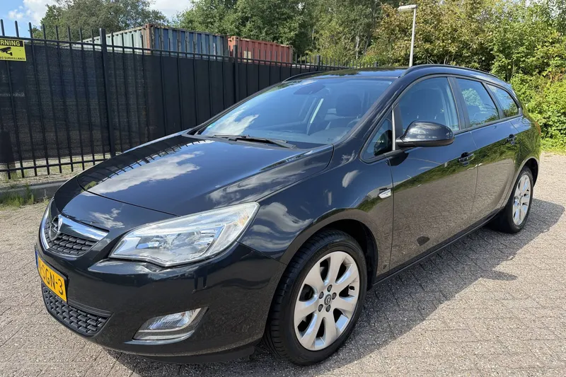Opel Astra (2011)