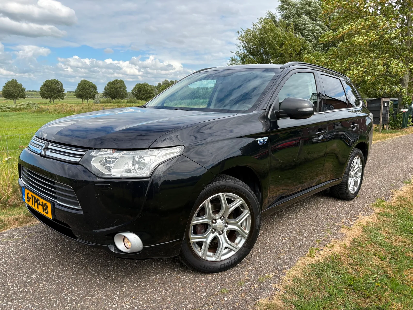 Mitsubishi Outlander (2014) — foto 1