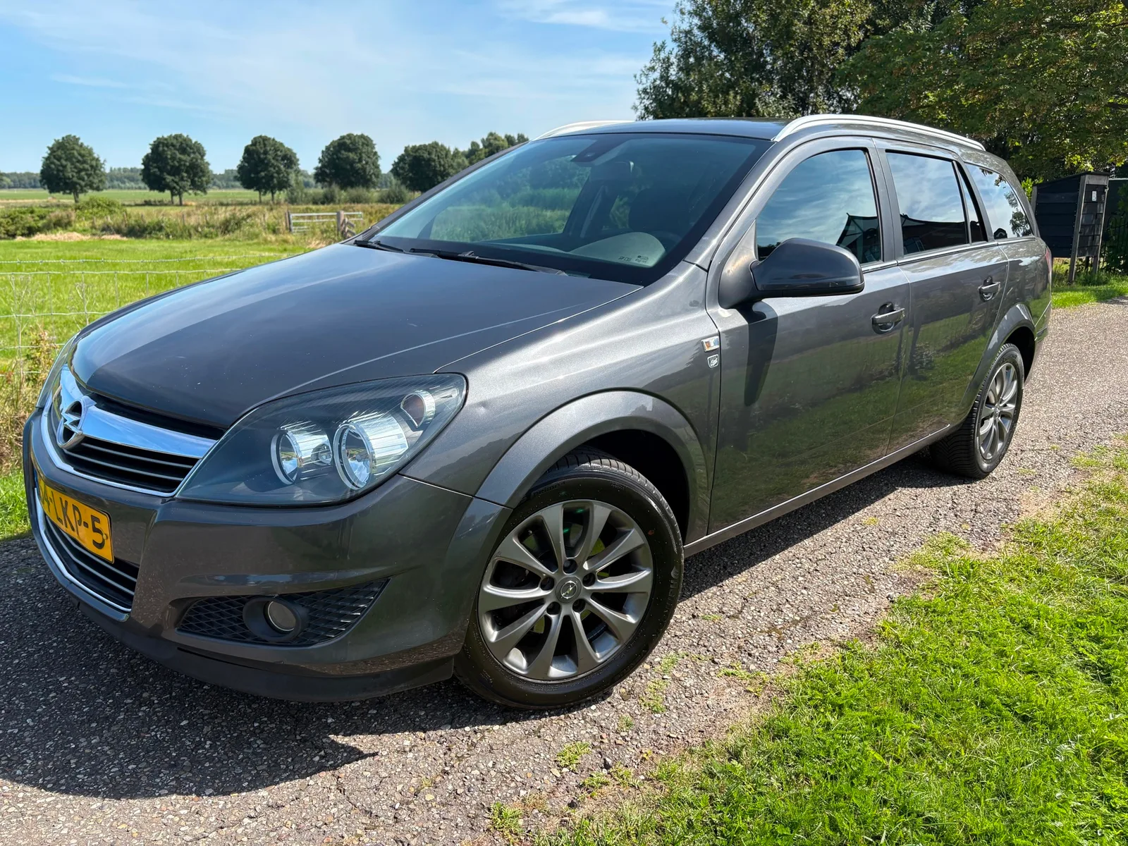Opel Astra (2010) — foto 1