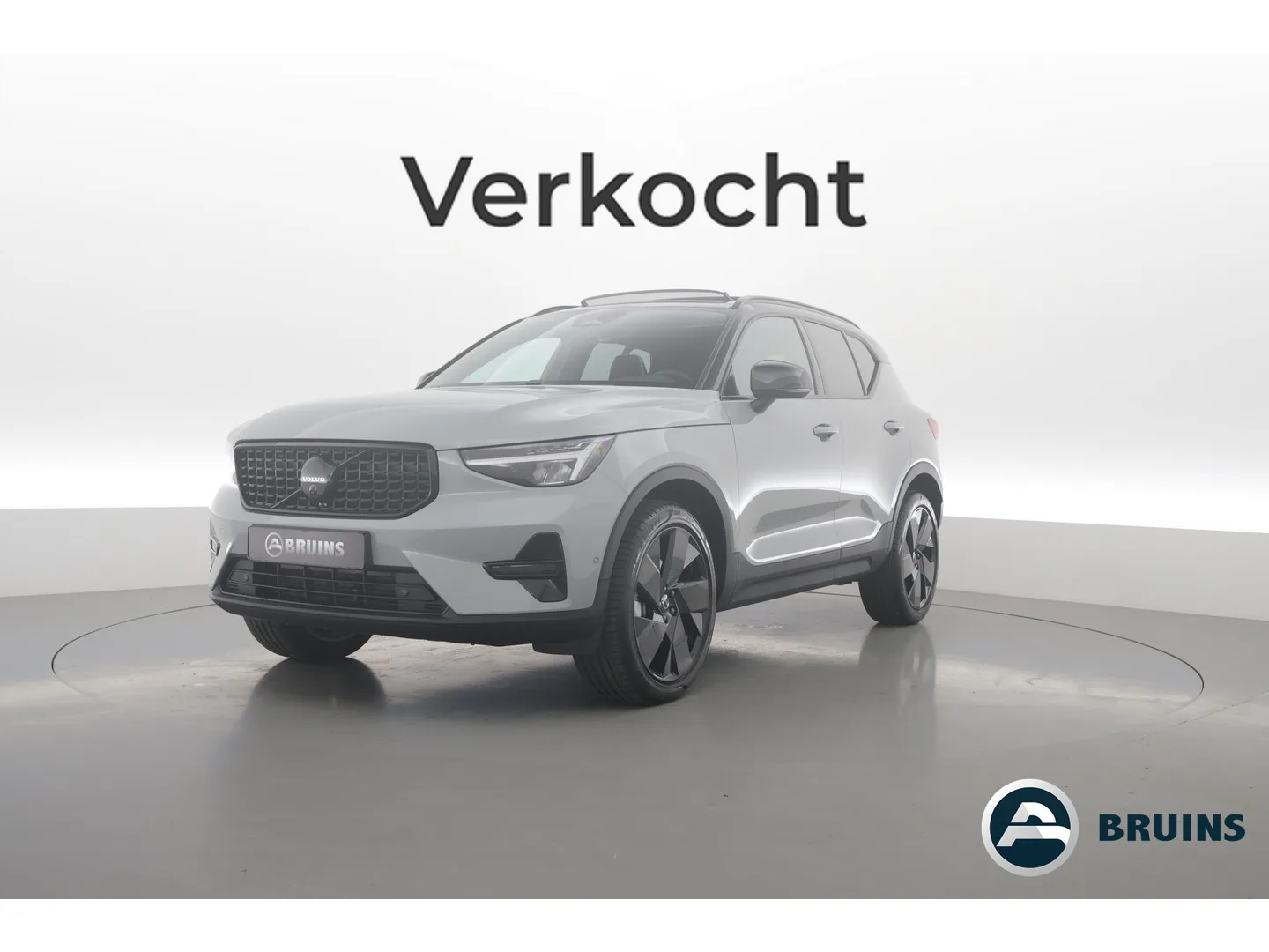 Volvo XC40 (2025) — foto 1