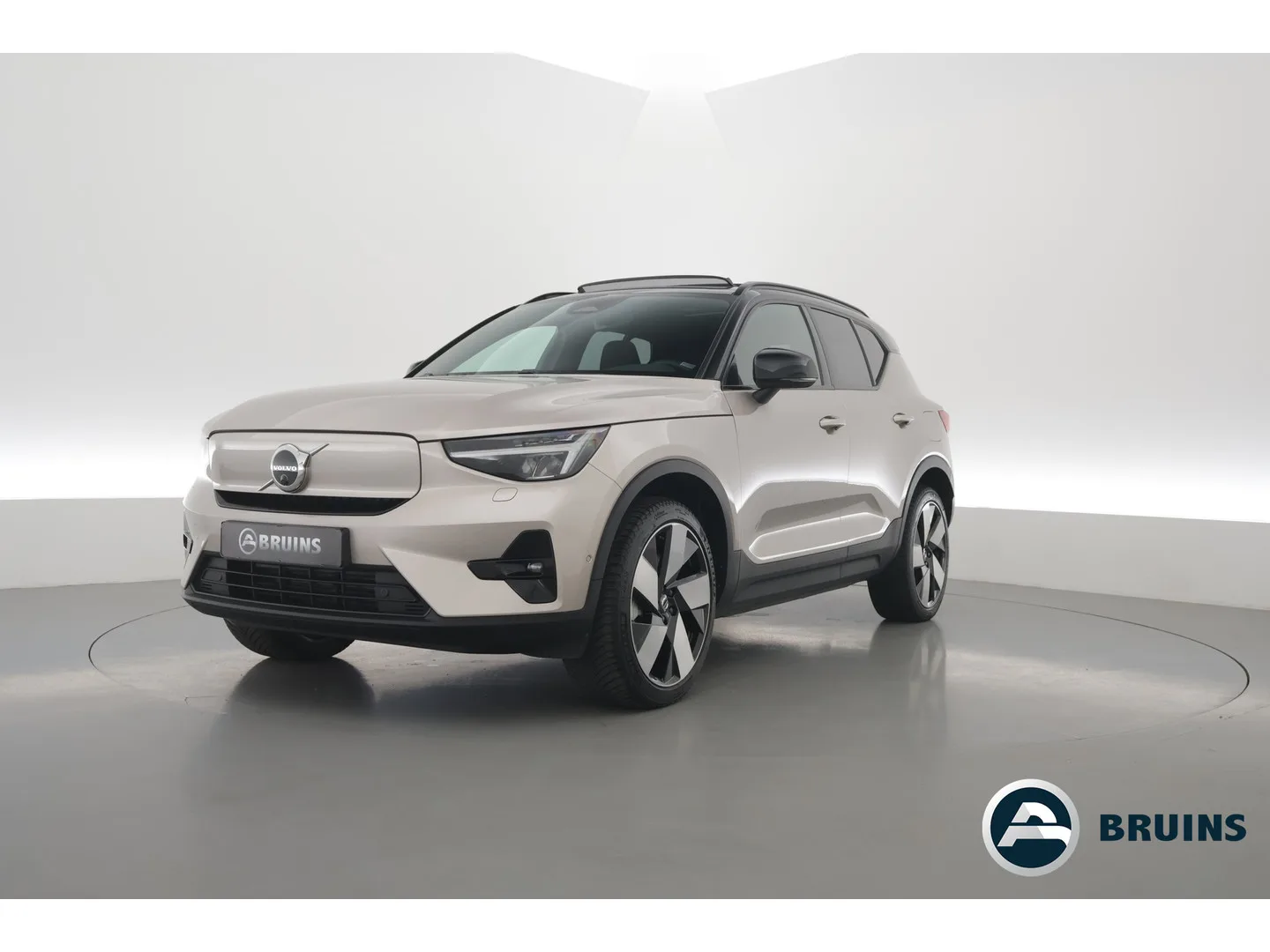 Volvo XC40 (2023) — foto 1