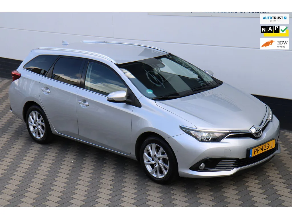 Toyota Auris (2017) — foto 1
