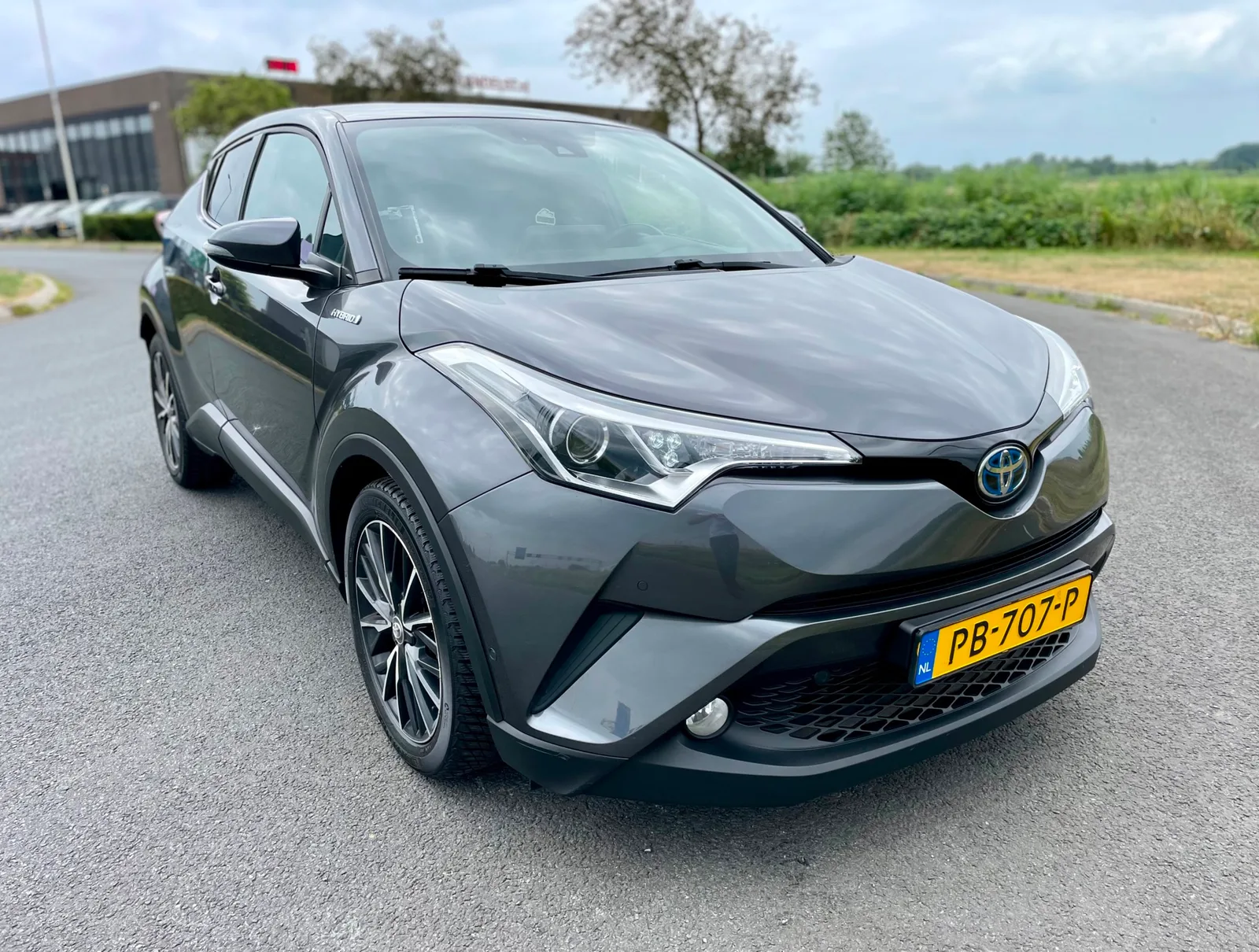 Toyota C-HR (2017) — foto 1