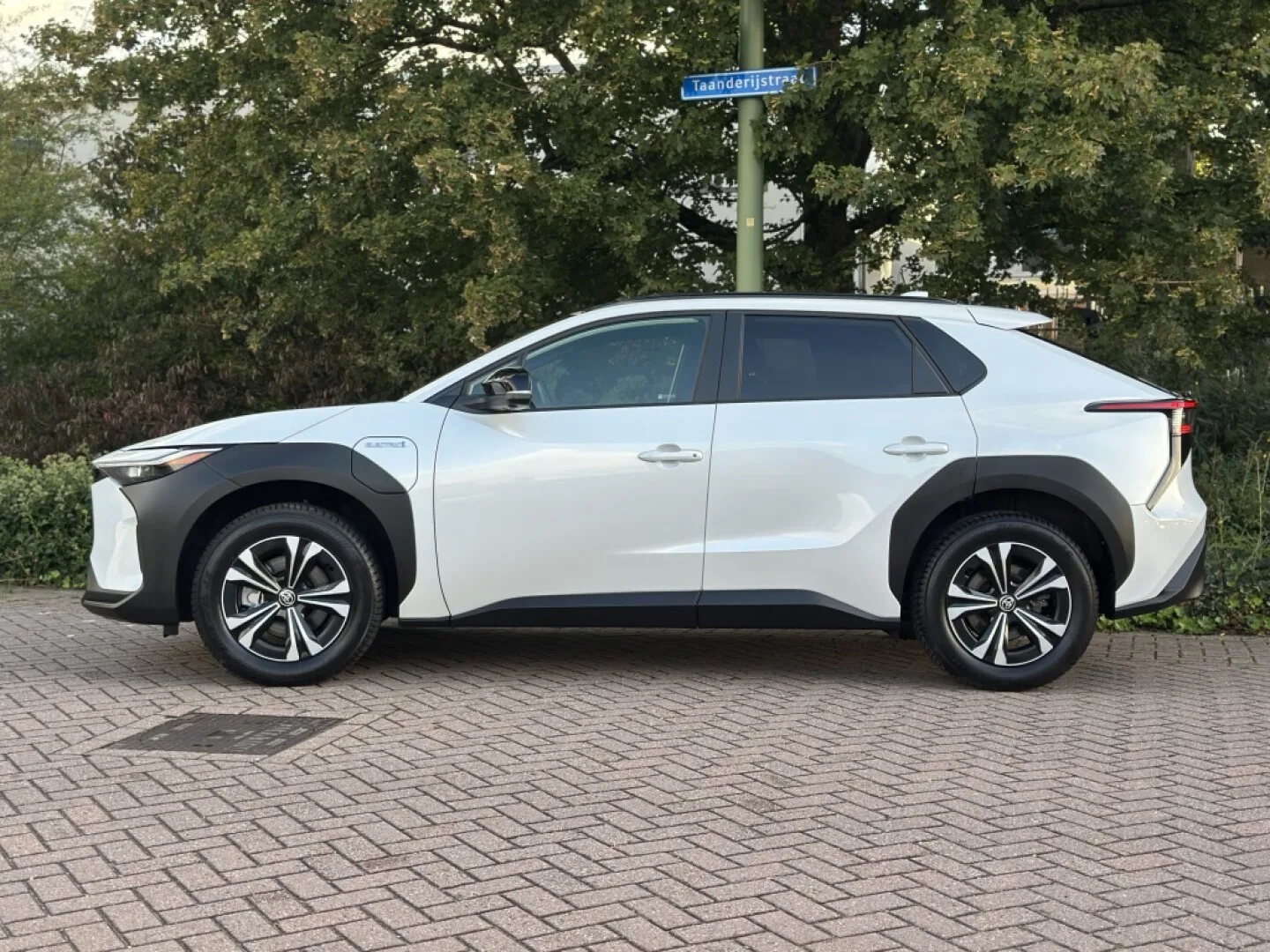 Toyota bZ4X (2023) — foto 1