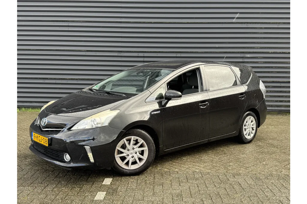 Toyota Prius Wagon (2013) — foto 1