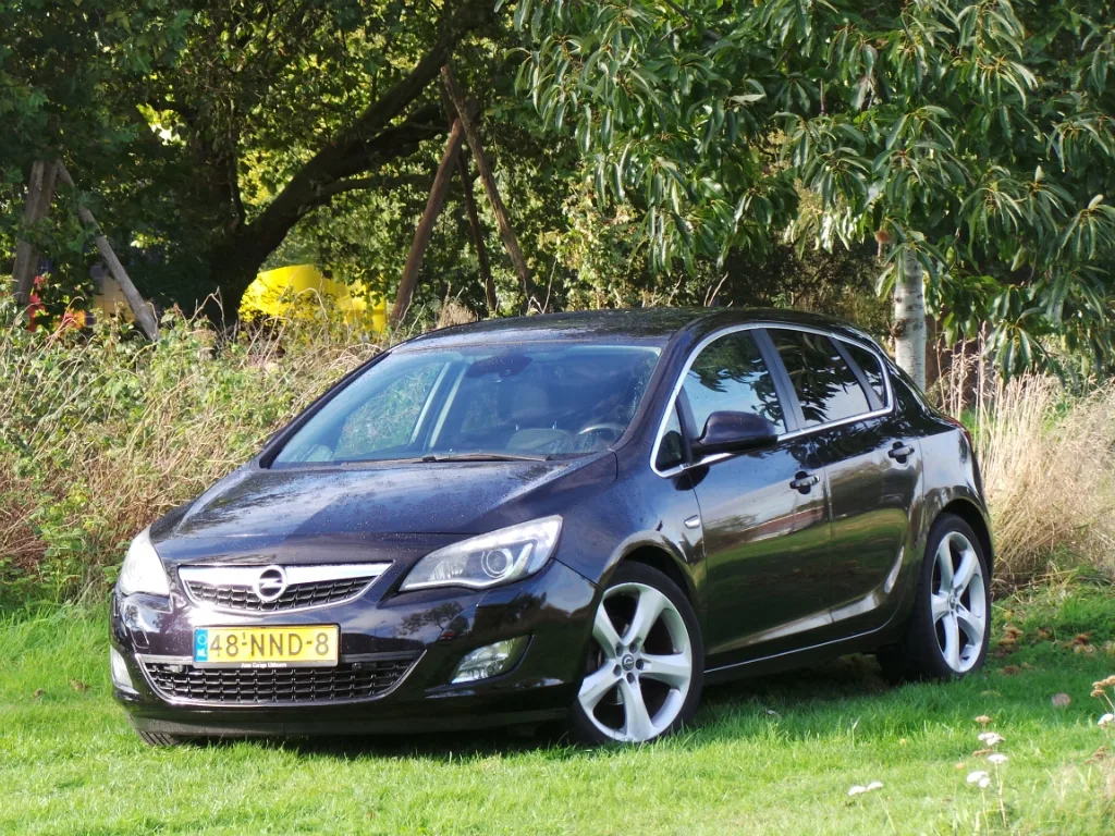 Opel Astra (2010) — foto 1